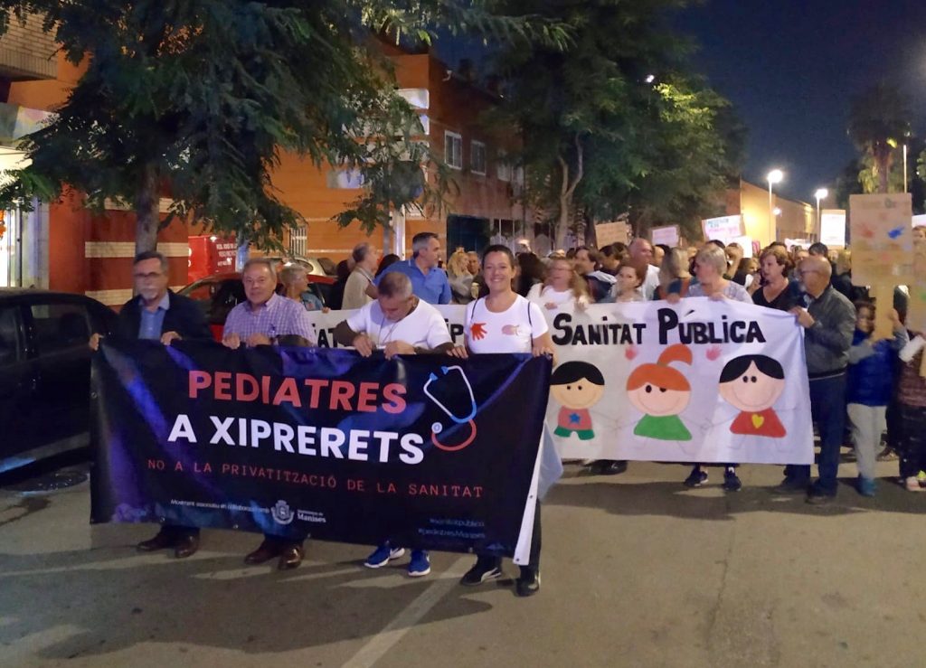 Manifestació per al retorn dels pediatres al consultori de Xiprerets